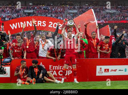 (220515) -- LONDRES, le 15 mai 2022 (Xinhua) -- le capitaine de Liverpool Jordan Henderson (front R) lève le trophée après avoir remporté le match de finale de la coupe FA entre Chelsea et Liverpool au stade Wembley à Londres, en Grande-Bretagne, le 14 mai 2022. Liverpool a gagné 6-5 sur pénalités après un tirage sans but. (XINHUA) POUR USAGE ÉDITORIAL UNIQUEMENT. NE PAS VENDRE POUR DES CAMPAGNES DE MARKETING OU DE PUBLICITÉ. AUCUNE UTILISATION AVEC DES FICHIERS AUDIO, VIDÉO, DONNÉES, LISTES DE PRÉSENTOIRS, LOGOS DE CLUBS/LEAGUE OU SERVICES « EN DIRECT » NON AUTORISÉS. UTILISATION EN LIGNE LIMITÉE À 45 IMAGES, PAS D'ÉMULATION VIDÉO. AUCUNE UTILISATION DANS LES PARIS, LES JEUX OU LES PUBLICATIONS CLUB/LEAGUE/PLAYER. Banque D'Images