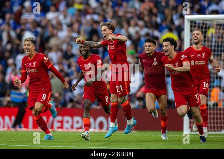 Londres, Royaume-Uni. 15th mai 2022. Kostas Tsimikas (C) de Liverpool célèbre avec ses coéquipiers après avoir obtenu la sanction décisive du tir-out lors du match final de la coupe FA entre Chelsea et Liverpool au stade Wembley à Londres, en Grande-Bretagne, le 14 mai 2022. Liverpool a gagné 6-5 sur pénalités après un tirage sans but. Credit: Xinhua/Alay Live News Banque D'Images