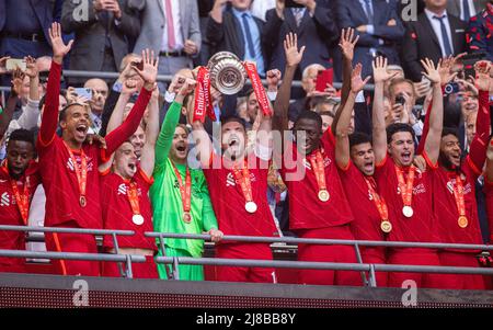 Londres, Royaume-Uni. 15th mai 2022. Les joueurs de Liverpool célèbrent avec le trophée après avoir remporté le match de finale de la coupe FA entre Chelsea et Liverpool au stade Wembley à Londres, en Grande-Bretagne, le 14 mai 2022. Liverpool a gagné 6-5 sur pénalités après un tirage sans but. Credit: Xinhua/Alay Live News Banque D'Images