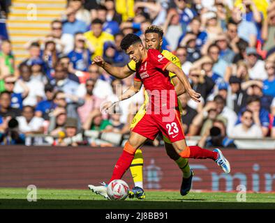 Londres, Royaume-Uni. 15th mai 2022. Luis Diaz (Front) de Liverpool rivalise avec le Reece James de Chelsea lors du match de finale de la coupe FA entre Chelsea et Liverpool au stade Wembley à Londres, en Grande-Bretagne, le 14 mai 2022. Liverpool a gagné 6-5 sur pénalités après un tirage sans but. Credit: Xinhua/Alay Live News Banque D'Images