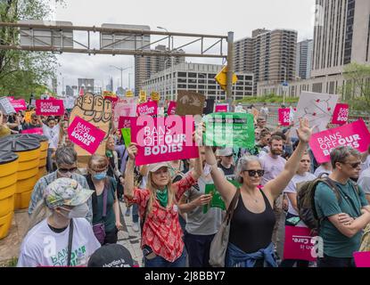 NEW YORK, New York – le 14 mai 2022 : les manifestants pour les droits à l'avortement traversent le pont de Brooklyn lors d'une manifestation. Banque D'Images