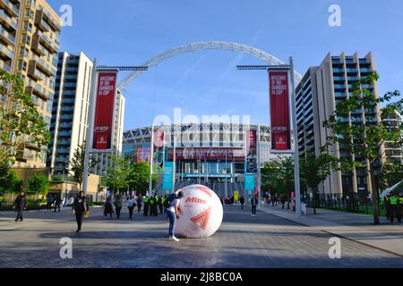 Londres, Royaume-Uni, 14th mai 2022. Les fans de football de Liverpool et Chelsea quittent le stade Wembley après la finale de la coupe FA qui a vu les rouges relever le trophée pour la première fois en 16 ans. Après un match sans but et un temps supplémentaire, une fusillade de pénalité a vu Liverpool battre Chelsea 6-5. Crédit : onzième heure Photographie/Alamy Live News Banque D'Images