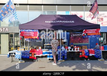 Londres, Royaume-Uni, 14th mai 2022. Stall au stade Wembley qui vend des articles de football de Liverpool et Chelsea pendant la finale de la coupe FA. Après un match sans but et un temps supplémentaire, un tir de pénalité a vu Liverpool battre Chelsea 6-5 et les rouges relever le trophée pour la première fois en 16 ans. Crédit : onzième heure Photographie/Alamy Live News Banque D'Images