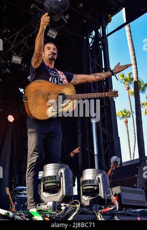 Redondo Beach, Californie, États-Unis. 14th mai 2022. Michael Franti se présentant le jour 2 du festival DE LA VIE PLAGE . Crédit : Ken Howard/Alay Live News Banque D'Images