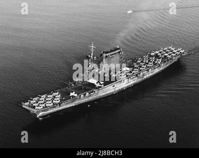 USS Lexington (CV-2) départ de San Diego, Californie, 14 octobre 1941. Les avions stationnés sur son pont de vol comprennent F2A-1 combattants (stationnés vers l'avant), des bombardiers scouts SBD (amidoes) et des avions torpilles TBD-1 (AFT). Notez la fausse vague d'arc peinte sur sa coque, vers l'avant, et l'état de craie de la peinture de camouflage de la coque. Banque D'Images