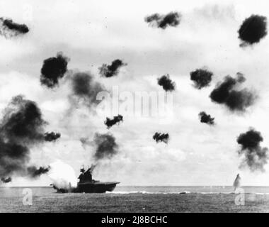 USS Yorktown étant frappé par un Torpedo pendant la Seconde Guerre mondiale, bataille de Midway. Banque D'Images