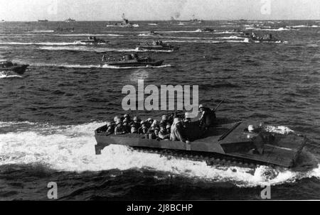 Marines en embarcation approchant de la plage à Iwo Jima, Seconde Guerre mondiale Banque D'Images