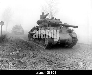 M36 destroyers-chars américains pendant la contre-offensive des Ardennes allemandes (connue sous le nom de bataille des Ardennes) en 1944 pendant la guerre mondiale 2 Banque D'Images