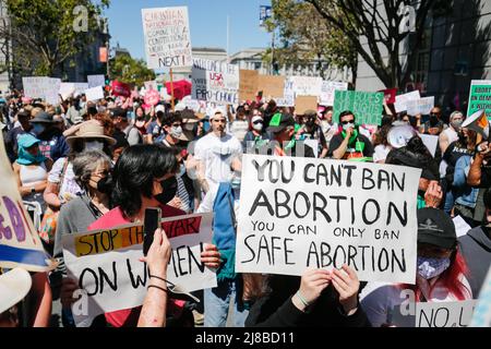 San Francisco, États-Unis. 14th mai 2022. Les manifestants tiennent des écriteaux exprimant leur opinion lors de la « Marche des femmes » pour la justice en matière de reproduction. Les manifestants pour le droit à l'avortement participent à la « Marche des femmes » dans les rues de San Francisco. (Photo de Michael Ho Wai Lee/SOPA Images/Sipa USA) crédit: SIPA USA/Alay Live News Banque D'Images