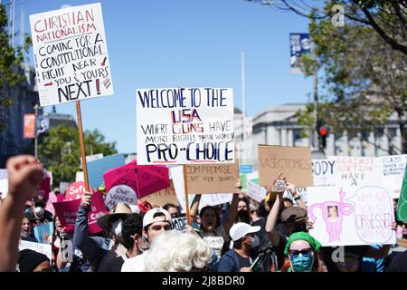 San Francisco, États-Unis. 14th mai 2022. Les manifestants tiennent des écriteaux exprimant leur opinion lors de la « Marche des femmes » pour la justice en matière de reproduction. Les manifestants pour le droit à l'avortement participent à la « Marche des femmes » dans les rues de San Francisco. Crédit : SOPA Images Limited/Alamy Live News Banque D'Images