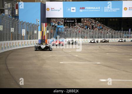 Edoardo Mortara a remporté la première course à Berlin-Tempelhof et a ainsi célébré la quatrième victoire de sa carrière. Jean-Eric Vergne arrive deuxième et Stoffel Vandoorne troisième. À Berlin, en Allemagne, le 14 mai 2022. (Photo de Simone Kuhlmey/Pacific Press/Sipa USA) Banque D'Images