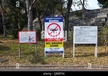 Un avis à Osaka Castle Park, Osaka, Japon, interdisant les vols de drones. Banque D'Images