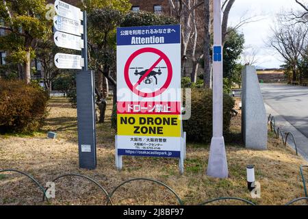 Un avis à Osaka Castle Park, Osaka, Japon, interdisant les vols de drones. Banque D'Images