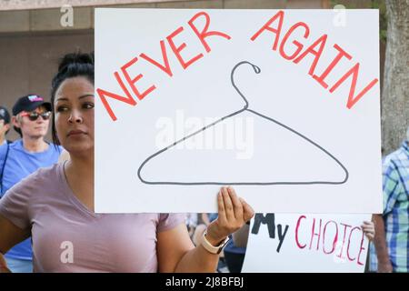 Le 14 mai 2022, des milliers de personnes se sont rassemblées pour s'unir pour obtenir des droits en matière de reproduction au Capitole de l'État d'Arizona à Phoenix, en Arizona, aux États-Unis. Cette marche était l'une des plus de 450 marches d'interdiction au large de notre corps organisées par des groupes de droits à l'avortement qui se passait d'un océan à l'autre tandis que des millions de personnes se mobilisaient pour exiger des lois, la sécurité, Et des soins de santé en matière de reproduction accessibles en réponse au projet de fuite publié opinion majoritaire de la Cour suprême dans Dobbs c. Jackson Women’s Health Organization qui renversa explicitement Roe c. Wade. Si cela est vrai, cela renverserait près de 50 années de précédent et mettrait fin à la constitution fédérale Banque D'Images