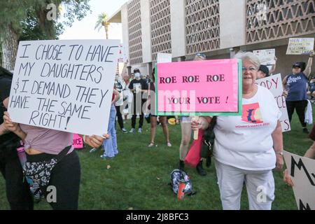 Le 14 mai 2022, des milliers de personnes se sont rassemblées pour s'unir pour obtenir des droits en matière de reproduction au Capitole de l'État d'Arizona à Phoenix, en Arizona, aux États-Unis. Cette marche était l'une des plus de 450 marches d'interdiction au large de notre corps organisées par des groupes de droits à l'avortement qui se passait d'un océan à l'autre tandis que des millions de personnes se mobilisaient pour exiger des lois, la sécurité, Et des soins de santé en matière de reproduction accessibles en réponse au projet de fuite publié opinion majoritaire de la Cour suprême dans Dobbs c. Jackson Women’s Health Organization qui renversa explicitement Roe c. Wade. Si cela est vrai, cela renverserait près de 50 années de précédent et mettrait fin à la constitution fédérale Banque D'Images