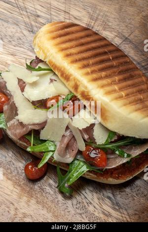 panini sandwich traditionnel italien grillé au restaurant de milan italie avec jambon de parme et parmesan Banque D'Images