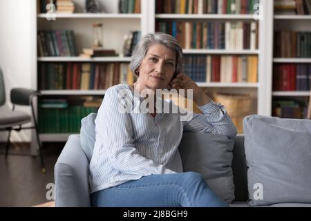 Bonne confiance mature propriétaire maison femme à la maison tête de photo portrait Banque D'Images