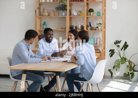 Le chef de projet Black confiant interroge le candidat à l'emploi à la table de réunion Banque D'Images