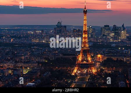 Vue nocturne avec un ciel spectaculaire de la Tour Eiffel depuis la tour Montparnasse. Photo prise le 21st avril 2022 à Paris, France. Banque D'Images