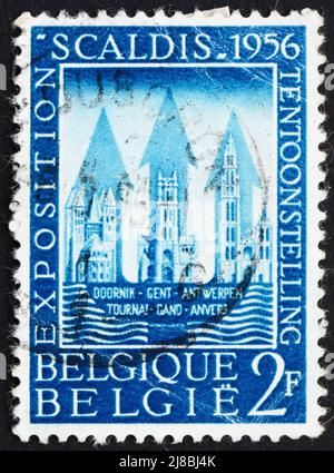 BELGIQUE - VERS 1956 : un timbre imprimé en Belgique montre les bâtiments de Tournai, Gand et Anvers, l'exposition Escaut, Belgique, vers 1956 Banque D'Images