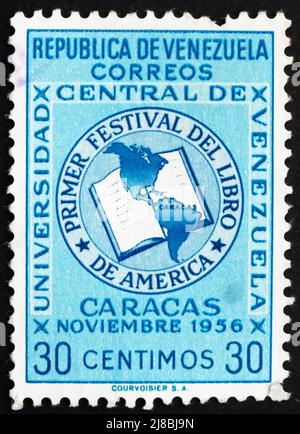 VENEZUELA - VERS 1956 : un timbre imprimé au Venezuela montre le livre et la carte des Amériques, Festival du livre des Amériques, vers 1956 Banque D'Images