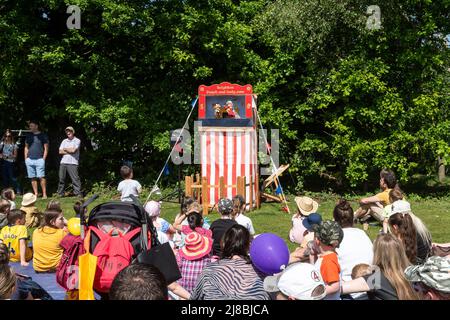 Punch and Judy Show avec les enfants et les parents qui regardent le Surrey Heath Show, Frimley Lodge Park, Surrey, Angleterre, Royaume-Uni Banque D'Images