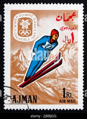 AJMAN - VERS 1967 : un timbre imprimé dans l'Ajman montre le saut à ski, Jeux Olympiques d'hiver 68, Grenoble, vers 1967 Banque D'Images