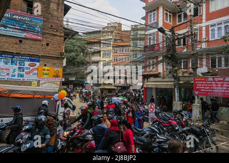 Katmandou, Népal - 30 octobre 2021 : rue animée dans la capitale du Népal. Motos et voitures partageant l'espace limité sur la route. Électrique Banque D'Images