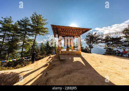 Bhoutan, 26 octobre 2021 : tambour de prière bouddhique dans les montagnes de Buthan, près du monastère de Tiger Nest dans les montagnes de l'Himalaya. Symboles sur le d Banque D'Images