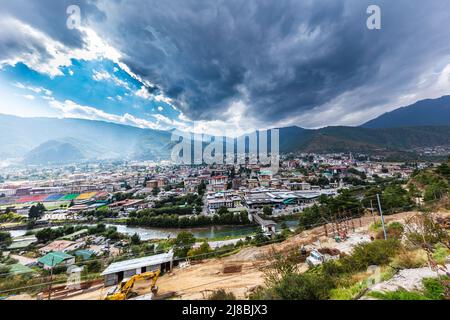 Thimphu, Bhoutan - 26 octobre 2021 : vue aérienne du paysage urbain de la ville du capitole du Bhoutan. Vue de dessus avec ciel nuageux spectaculaire sur la ville. Plus grande ville de BHU Banque D'Images