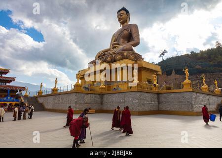 Thimphu, Bhoutan - 25 octobre 2021 : statue de Bouddha Dordenma sur les collines autour de Thimphu. Statue de Bouddha Shakyamuni dorée gigantesque dans la montagne de B Banque D'Images