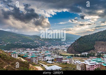 Thimphu, Bhoutan - 26 octobre 2021 : vue aérienne du paysage urbain de la ville du capitole du Bhoutan. Vue de dessus avec ciel nuageux spectaculaire sur la ville. Plus grande ville de BHU Banque D'Images