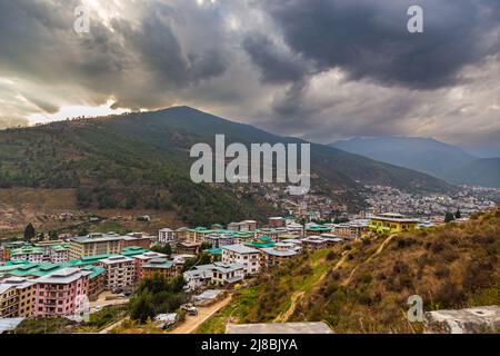 Thimphu, Bhoutan - 26 octobre 2021 : vue aérienne du paysage urbain de la ville du capitole du Bhoutan. Vue de dessus avec ciel nuageux spectaculaire sur la ville. Plus grande ville de BHU Banque D'Images