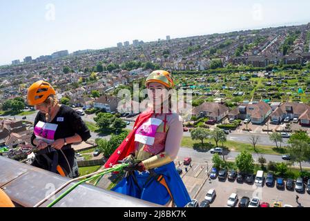 Anna Firth, députée conservatrice de la circonscription de Southend West, sur le point de descendre en rappel dans la tour principale de l'hôpital Southend Banque D'Images