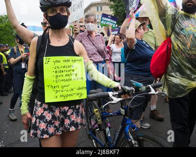 14 mai 2022, Washington, District de Columbia, Etats-Unis: Des milliers sont venus à la capitale nationÃs womenÃs pour soutenir le droit de choisir un avortement. Le rassemblement à Washington, DC a été l'un des 450 événements relatifs à l'interdiction de notre corps qui ont eu lieu dans le monde entier en réaction au projet d'avis de la Cour suprême qui a fui Roe c. Wade. (Image de crédit : © Sue Dorfman/ZUMA Press Wire) Banque D'Images