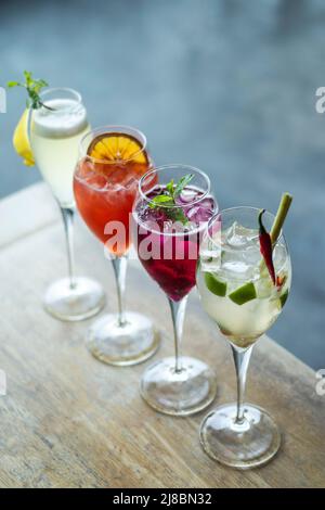 sélection de cocktails au vin et de cocktails avec des fruits sur la table du bar extérieur Banque D'Images
