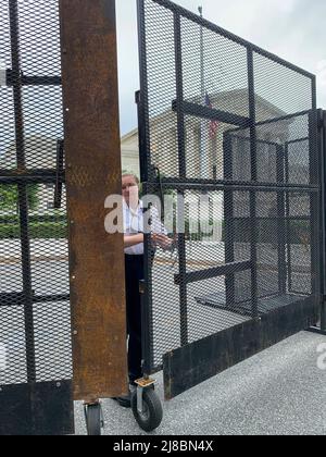 14 mai 2022, Washington, District de Columbia, États-Unis : un agent de la police du Capitole des États-Unis ouvre une porte pour permettre à d'autres agents de se rendre dans la zone située derrière la clôture entourant la Cour suprême des États-Unis. (Image de crédit : © Sue Dorfman/ZUMA Press Wire) Banque D'Images