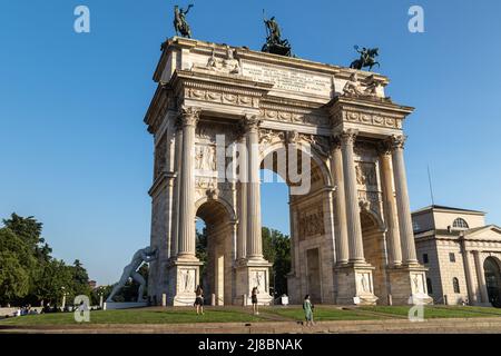 Milan, Italie - 14 2022 mai - M. Arbitrium est une sculpture de 6 mètres de haut de l'artiste Emanuele Giannelli, près de l'Arche de la paix (Arco della Pace) attraction touristique. Banque D'Images