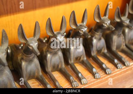 (220515) -- LE CAIRE, 15 mai 2022 (Xinhua) -- photo prise le 14 mai 2022 montre la réplique de la statue de dieu Anubis à la boutique de souvenirs du Musée égyptien au Caire, Egypte. En tant que divinité funéraire, Anubis est associé à la momification, aux rituels funéraires et au cimetière dans le mythe égyptien antique, habituellement dépeint comme un canin noir, ou un homme à la tête canine. On peut le trouver dans de nombreuses antiquités pharaoniques au musée égyptien de renommée mondiale. (Xinhua/sui Xiankai) Banque D'Images