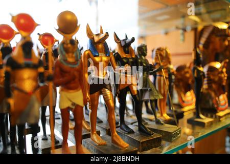 (220515) -- LE CAIRE, 15 mai 2022 (Xinhua) -- photo prise le 14 mai 2022 montre la réplique de la statue de dieu Anubis à la boutique de souvenirs du Musée égyptien au Caire, Egypte. En tant que divinité funéraire, Anubis est associé à la momification, aux rituels funéraires et au cimetière dans le mythe égyptien antique, habituellement dépeint comme un canin noir, ou un homme à la tête canine. On peut le trouver dans de nombreuses antiquités pharaoniques au musée égyptien de renommée mondiale. (Xinhua/sui Xiankai) Banque D'Images