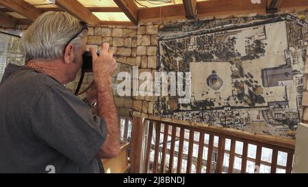 Un touriste prend la photo d'une photographie aérienne représentant le temple du Dôme du Rocher dans le Mont du Temple connu des musulmans comme le Haram esh-Sharif (Sanctuaire Noble) dans la vieille ville de Jérusalem, Israël. Banque D'Images