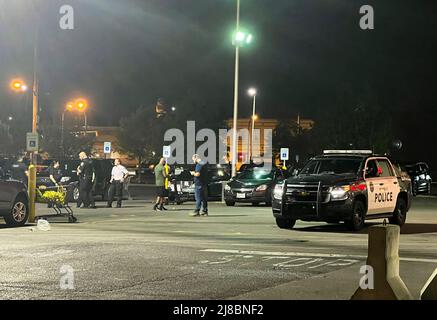 (220515) -- BUFFALO, le 15 mai 2022 (Xinhua) -- photo prise avec un téléphone portable le 15 mai 2022 montre la police qui travaille sur les lieux d'une fusillade de masse à Buffalo, dans l'État de New York, aux États-Unis. Un homme armé armé a tué dix personnes et en a blessé trois samedi dans un supermarché de Buffalo, dans l'État de New York, selon les responsables locaux de l'application de la loi. (Photo de Zhang Jie/Xinhua) Banque D'Images