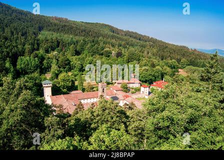 Vue aérienne de l'abbaye de Vallombrosa, entourée de forêts de hêtre et fondée en 11th siècle par Giovanni Gualberto, province de Florence, Italie Banque D'Images