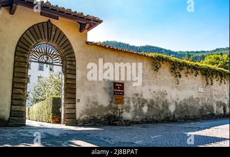 L'entrée de l'abbaye de Vallombrosa, fondée en 11th siècle par Giovanni Gualberto, dans la province de Florence, Toscane, Italie. Banque D'Images