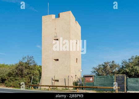 La "Torraccia" ou "Torre Nuova", tour côtière construite au 17th siècle, le long de la route de la Principessa, Piombino, Toscane, Italie Banque D'Images