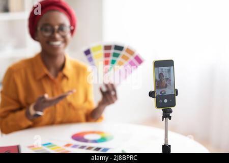 Mise au point sélective sur l'enregistrement de la femme noire sur smartphone Banque D'Images