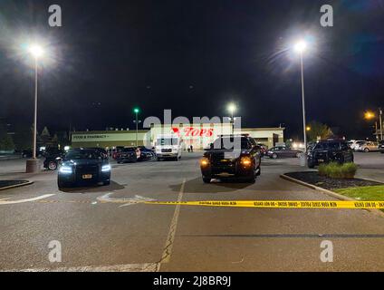 (220515) -- BUFFALO, le 15 mai 2022 (Xinhua) -- photo prise avec un téléphone portable le 15 mai 2022 montre la police qui travaille sur les lieux d'une fusillade de masse à Buffalo, dans l'État de New York, aux États-Unis. Un homme armé armé a tué dix personnes et en a blessé trois samedi dans un supermarché de Buffalo, dans l'État de New York, selon les responsables locaux de l'application de la loi. (Photo de Zhang Jie/Xinhua) Banque D'Images