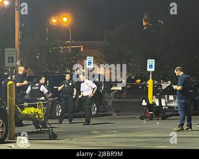 (220515) -- BUFFALO, le 15 mai 2022 (Xinhua) -- photo prise avec un téléphone portable le 15 mai 2022 montre la police qui travaille sur les lieux d'une fusillade de masse à Buffalo, dans l'État de New York, aux États-Unis. Un homme armé armé a tué dix personnes et en a blessé trois samedi dans un supermarché de Buffalo, dans l'État de New York, selon les responsables locaux de l'application de la loi. (Photo de Zhang Jie/Xinhua) Banque D'Images