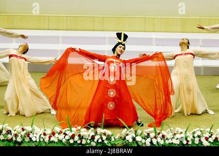 (220515) -- LE CAIRE, le 15 mai 2022 (Xinhua) -- Un candidat (C) et des compagnons exécutent la danse traditionnelle chinoise au concours du pont chinois de 21st tenu à l'Université Ain Shams au Caire, en Égypte, le 14 mai 2022. Le concours du pont chinois de 21st, un concours de compétence linguistique chinoise, s'est terminé samedi au Caire, la capitale de l'Égypte, alors que les concurrents ont montré leur talent et leurs compétences en langue et culture chinoises. (Photo d'Ahmed Gomaa/Xinhua) Banque D'Images