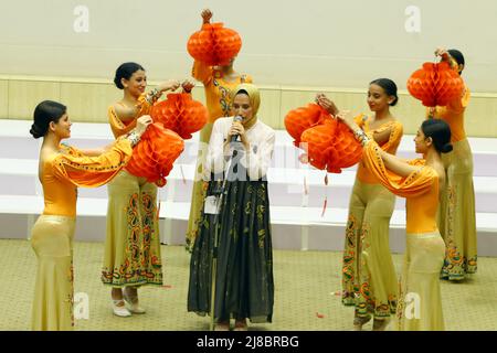 (220515) -- LE CAIRE, le 15 mai 2022 (Xinhua) -- Un candidat (C) et des compagnons exécutent la danse traditionnelle chinoise au concours du pont chinois de 21st tenu à l'Université Ain Shams au Caire, en Égypte, le 14 mai 2022. Le concours du pont chinois de 21st, un concours de compétence linguistique chinoise, s'est terminé samedi au Caire, la capitale de l'Égypte, alors que les concurrents ont montré leur talent et leurs compétences en langue et culture chinoises. (Photo d'Ahmed Gomaa/Xinhua) Banque D'Images